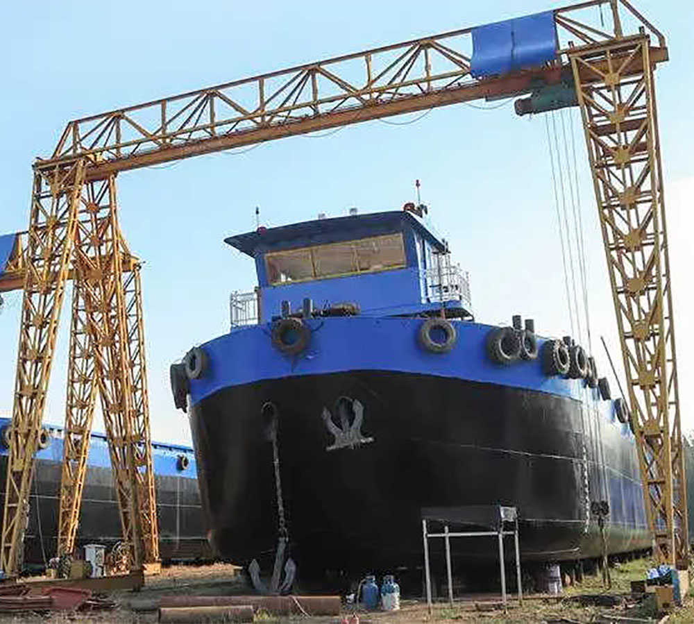 The gantry crane is in the shipyard