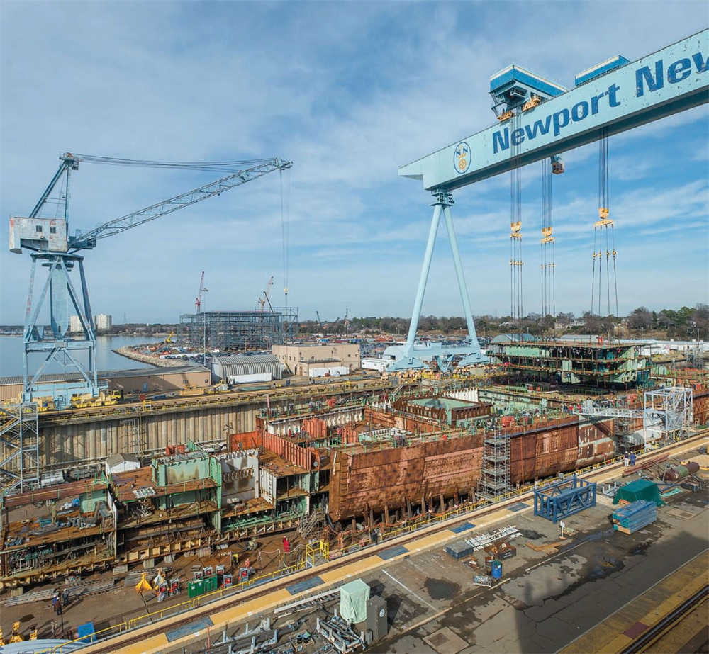 Shipyard uses gantry crane to lift 704-ton unit