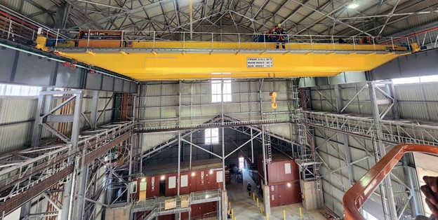 Iron ore factory purchases double-girder bridge crane to maintain equipment