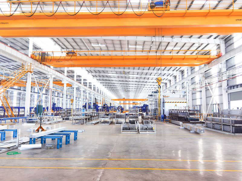 Dongqi Crane provides multiple QD type bridge cranes to the profile factory