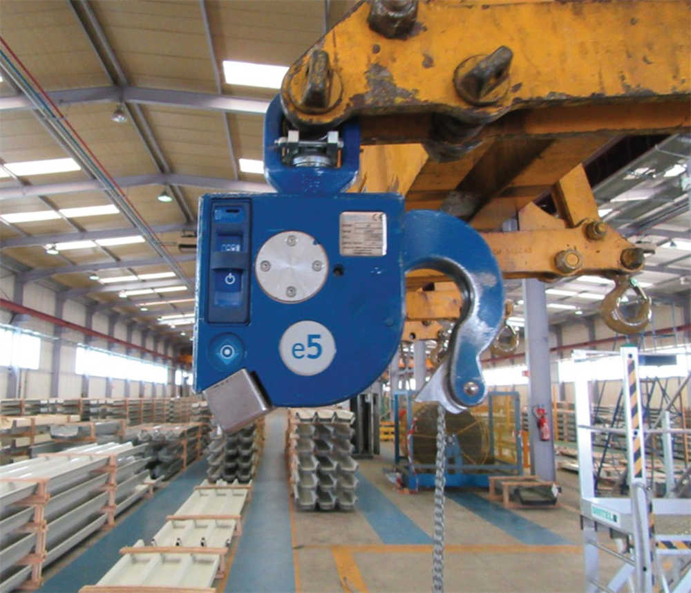 Application of bridge crane and automatic hook in construction company factory