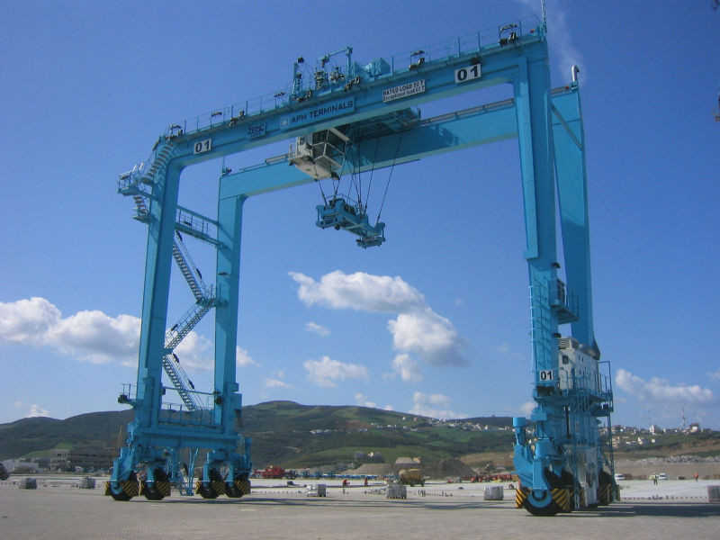 Customized solutions for rubber-tyred gantry cranes